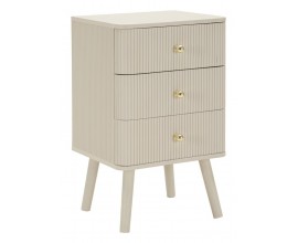 Designov&yacute; art deco vysok&yacute; nočn&iacute; stolek Shelly v b&eacute;žov&eacute; barvě s obd&eacute;ln&iacute;kovou nočn&iacute; deskou se zaoblen&yacute;mi rohy se dvěma &scaron;upl&iacute;ky s kulat&yacute;m zlat&yacute;m &uacute;chytem se &scaron;ikm&yacute;ma nohama a dr&aacute;žkovan&yacute;m zdoben&iacute;m