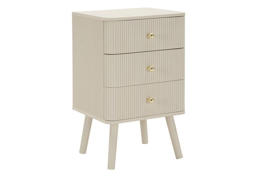 Designový art deco vysoký noční stolek Shelly v béžové barvě s obdélníkovou noční deskou se zaoblenými rohy se dvěma šuplíky s kulatým zlatým úchytem se šikmýma nohama a drážkovaným zdobením