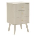 Designový art deco vysoký noční stolek Shelly v béžové barvě s obdélníkovou noční deskou se zaoblenými rohy se dvěma šuplíky s kulatým zlatým úchytem se šikmýma nohama a drážkovaným zdobením