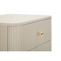 Art deco kr&eacute;mov&yacute; nočn&iacute; stolek Shelly se třemi z&aacute;suvkami se zlat&yacute;mi &uacute;chyty a žebrovan&yacute;m reli&eacute;fem 61 cm