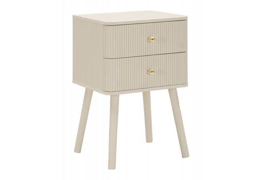 Art deco béžový noční stolek Shelly s obdélníkovou vrchní deskou a dvěma zásuvkami se zlatými úchyty s drážkovaným reliéfem a šikmými štíhlými nožičkami