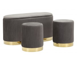 Art deco &scaron;ed&aacute; čalouněn&aacute; sada Ponzi sest&aacute;vaj&iacute;c&iacute; ze dvou kulat&yacute;ch taburetek a jedn&eacute; ov&aacute;ln&eacute; lavice s &uacute;ložn&yacute;m prostorem se sametov&yacute;m potahem s žebrovan&yacute;m pro&scaron;&iacute;v&aacute;n&iacute;m na obvodu a zlatou podstavou