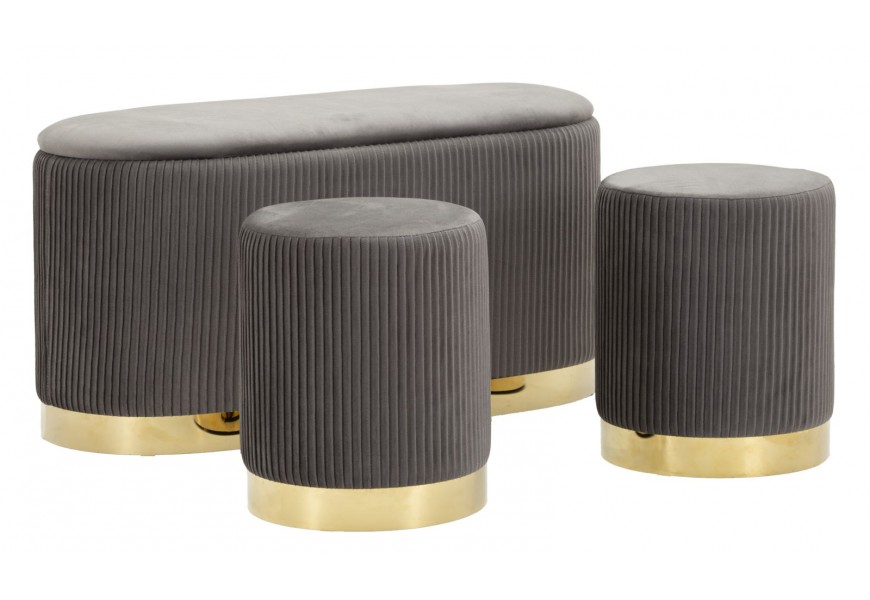 Art deco šedá čalouněná sada Ponzi sestávající ze dvou kulatých taburetek a jedné oválné lavice s úložným prostorem se sametovým potahem s žebrovaným prošíváním na obvodu a zlatou podstavou