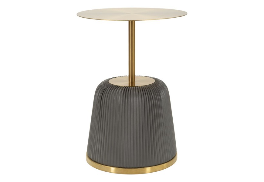 Designový art deco kulatý příruční stolek Giselle z kovu ve zlaté barvě s tenkou vrchní deskou na válcovité noze s mohutnou podstavou s koženým potahem v šedé barvě se skládaným vzorem
