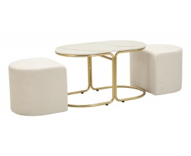 Designov&aacute; art deco sada Glamia Tapis&eacute; dvou taburetek s pro&scaron;&iacute;van&yacute;m b&eacute;žov&yacute;m potahem a ov&aacute;ln&eacute;ho konferenčn&iacute;ho stolku s b&iacute;lou mramorovou deskou s &scaron;ed&yacute;mi žilkami a zlatou kovovou podstavou