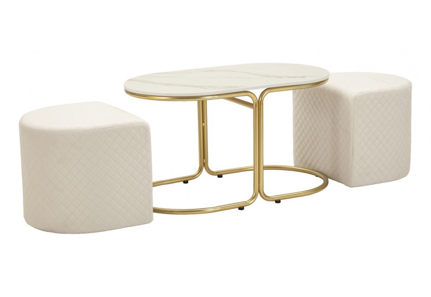 Designová art deco sada Glamia Tapisé dvou taburetek s prošívaným béžovým potahem a oválného konferenčního stolku s bílou mramorovou deskou s šedými žilkami a zlatou kovovou podstavou