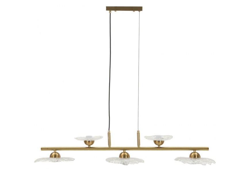 Glamour lustr Padma se zlatou kovovou konstrukcí s horizontální tyčí s úchyty na pět žárovek s designem květin s průhledného skla