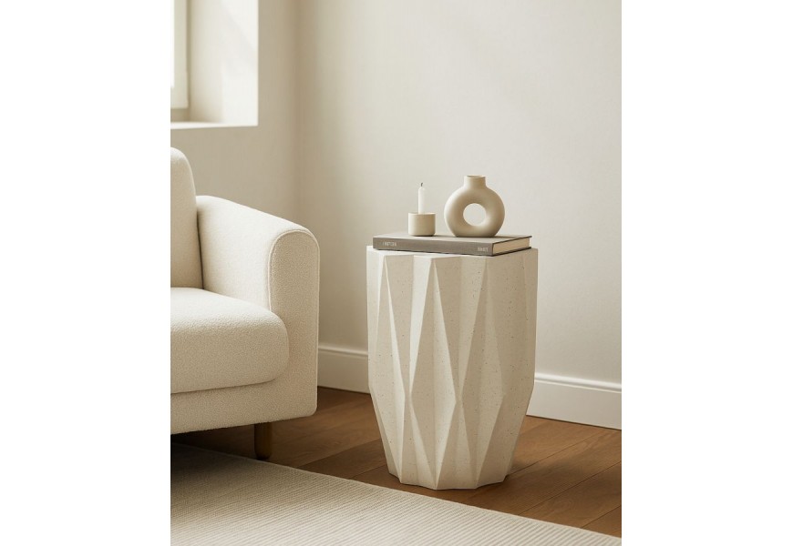 Moderní designový příruční stolek Ella s vrchní deskou ve tvaru deseticípé hvězdy s válcovou siluetou s reliéfním geometrickým vyřezáváním s motivem kosočtverců po stranách z magnesiového kompozitu v bílé barvě s černými zrny a porézní strukturou