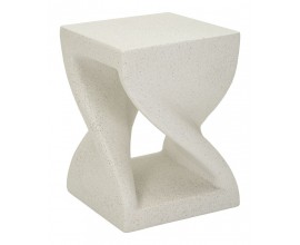 Modern&iacute; designov&yacute; b&iacute;l&yacute; př&iacute;ručn&iacute; stolek Twist se čtvercovou vrchn&iacute; deskou a polic&iacute; z hořč&iacute;kov&eacute;ho kompozitu MGO s tmav&yacute;mi zrny a zatočenou siluetou