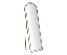Designov&eacute; glamour stoj&iacute;c&iacute; zrcadlo Leanor se zlat&yacute;m r&aacute;mem s obloukovou vrchn&iacute; č&aacute;st&iacute; a LED osvětlen&iacute;m 160 cm
