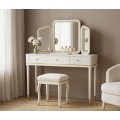 Klasick&yacute; obd&eacute;ln&iacute;kov&yacute; toaletn&iacute; stolek Isabelle s taburetkou v b&iacute;l&eacute; barvě s kovov&yacute;mi detaily a třemi zrcadly 135 cm