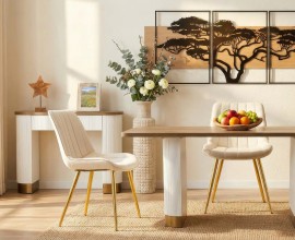 Designov&aacute; glamour sestava j&iacute;deln&iacute;ho n&aacute;bytku Glamia Blanc s obd&eacute;ln&iacute;kov&yacute;m stolem a konzolov&yacute;m stolkem a př&iacute;born&iacute;kem v b&iacute;l&eacute; barvě s hněd&yacute;m akcentem a dr&aacute;žkovan&yacute;m reli&eacute;fem s b&iacute;l&yacute;mi kožen&yacute;mi nožičkami se zlatou podstavou