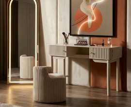 Designová moderní ložnicová toaletní sestava Shelly v béžové barvě se zlatým akcentem a žebrovaným dekorem