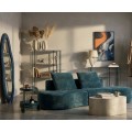 Moderní designová sestava nábytku do obývacího pokoje v tmavé tyrkysové barvě se sedačkou organického tvar a asymetrickým zrcadlem s knihovnou a konzolovým stolkem s oválnými policemi s kulatým servírovacím stolkem a konferenčním stolkem z kameniny v šedé barvě atypického