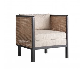 Luxusn&iacute; ratanov&eacute; křeslo Jufam ve čtvercov&eacute;m tvaru s r&aacute;mem z mangov&eacute;ho dřeva v hněd&eacute; barvě s potahem z textilu v kr&eacute;mov&eacute; b&eacute;žov&eacute; barvě s v&iacute;deňsk&yacute;m v&yacute;pletem