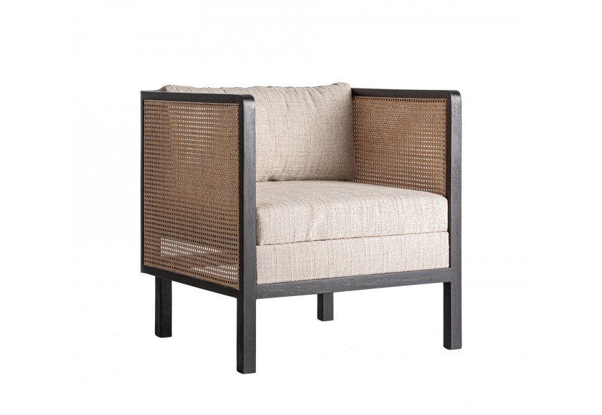 Luxusní ratanové křeslo Jufam ve čtvercovém tvaru s rámem z mangového dřeva v hnědé barvě s potahem z textilu v krémové béžové barvě s vídeňským výpletem