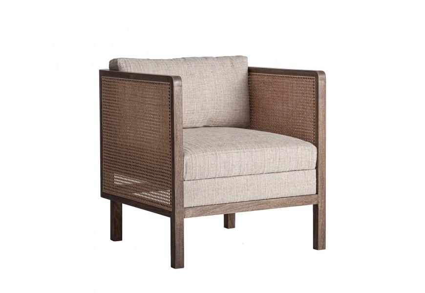 Luxusní art deco křeslo Jufam ve čtvercovém tvaru z masivního mangového dřeva ve světle hnědé barvě s ratanovým výpletem a potahem se strukturou v béžové barvě