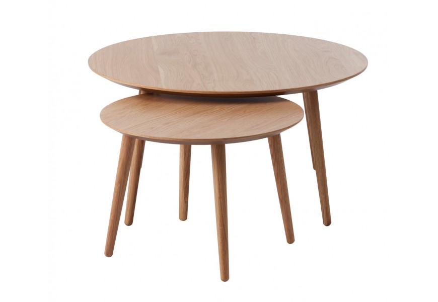 Moderní masivní set dvou konferenčních stolků Karena v kulatém tvaru v hnědé barvě s dubovou dýhou s vyosenými nožičkami