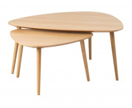 Skandin&aacute;vsk&yacute; set dvou konferenčn&iacute;ch stolků Halia v hněd&eacute; barvě v troj&uacute;heln&iacute;kov&eacute;m tvaru s dubov&yacute;m vzhledem 100 cm