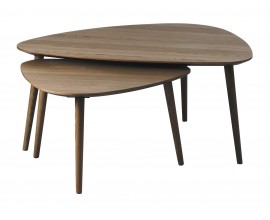 Modern&iacute; tmav&aacute; hněd&aacute; sada dvou konferenčn&iacute;ch stolků Halia v troj&uacute;heln&iacute;kov&eacute;m tvaru s vyosen&yacute;mi nožičkami 100 cm