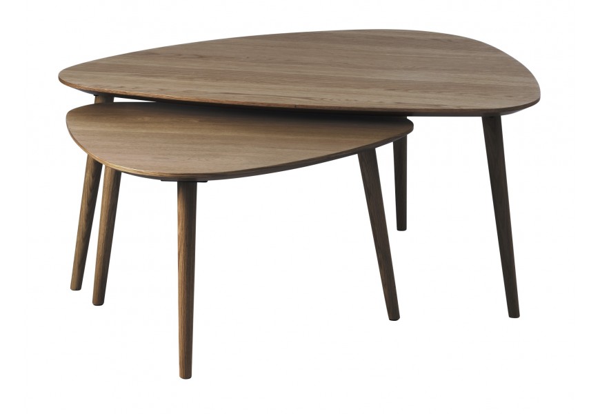 Skandinávský set dvou konferenčních stolků Halia v trojúhelníkovém tvaru s dubovou dýhou v tmavě hnědé barvě s vyosenými nožičkami