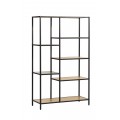 Moderní industriální regál Helin s černou konstrukcí z kovu se šesti policemi s dubovým vzhledem v hnědé barvě