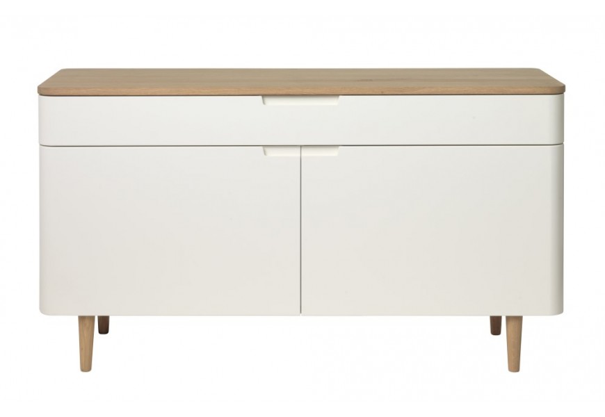 Designový skandinávský minimalistický dvoudveřový příborník Jinia se širokou zásuvkou se zaoblenými rohy v bílé faře s nožičkami a vrchní deskou v obdélníkovém tvaru ze světlé hnědé dubové dýhy