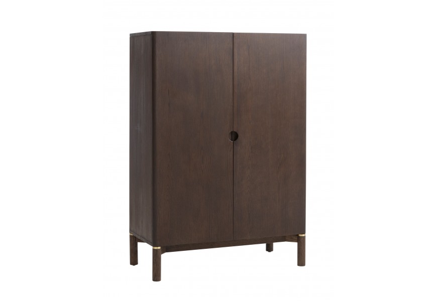 Moderní masivní barová skříňka Linia se dvěma dvířky v tmavě hnědé barvě na nízkých nožičkách se zlatými detaily a dvěma policemi