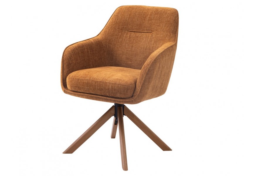 Designové moderní otočné jídelní křeslo s čalouněnou sedací částí s potahem v hořčicové žluté barvě s jemným sametovým leskem s podstavou z masivního dubového dřeva v hnědé barvě se šikmýma nohama