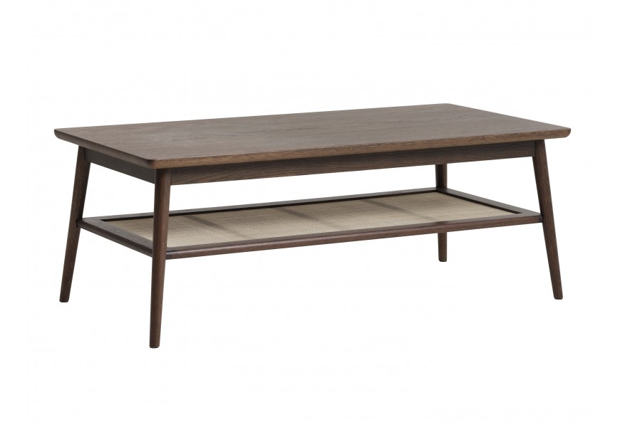 Retro skandinávský konferenční stolek Aarhus v tmavě hnědé barvě z dubového dřeva s obdélníkovou vrchní deskou a šikmýma nohama s policí s ratanovým výpletem ve světlé béžové barvě
