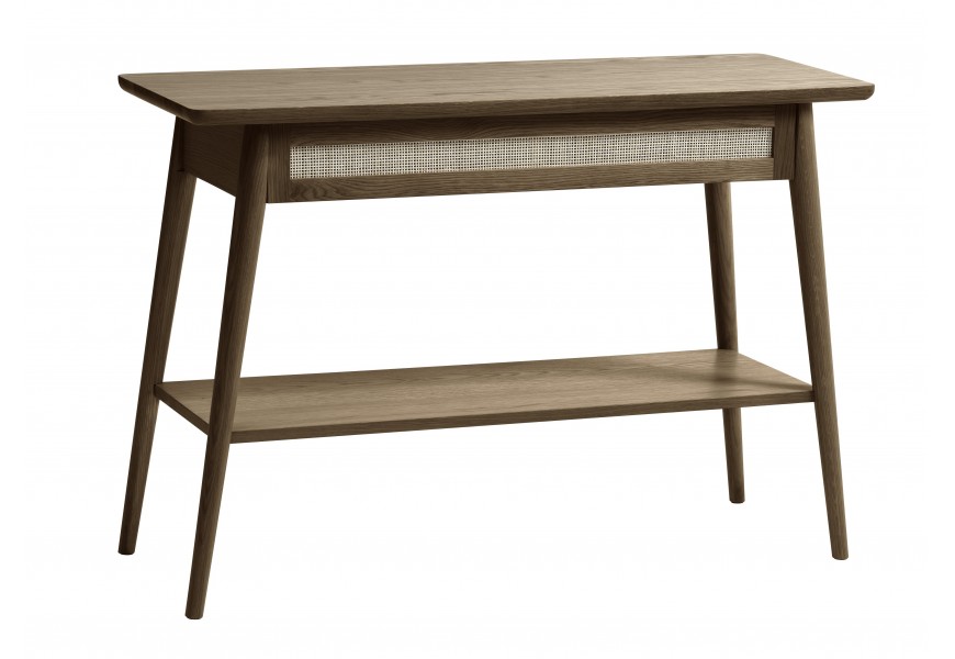 Skandinávský obdélníkový konzolový stolek Aarhus s deskou se zaoblenými rohy a šikmýma nohama s policí a zásuvkou se světlým ratanovým výpletem z dubového dřeva v tmavém hnědém provedení v severském stylu