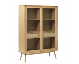 Luxusn&iacute; skandin&aacute;vsk&aacute; vitr&iacute;na Aarhus se dvěma posuvn&yacute;mi skleněn&yacute;mi dv&iacute;řky z dubov&eacute;ho dřeva ve světle hněd&eacute; barvě 160 cm