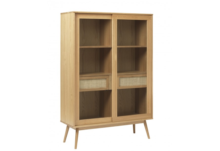 Luxusní retro dvoudveřová vitrína Aarhus ve světlém hnědém dubovém provedení se šikmými nožičkami a průhlednými posuvnými skleněnými dveřmi se šesti policovými místy a dvěma šuplíky s ratanovým výpletem