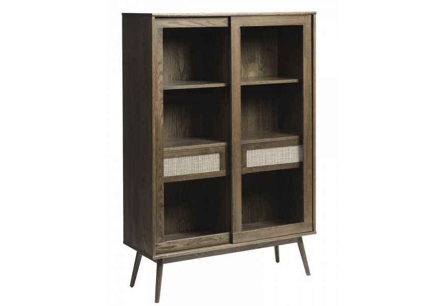 Luxusní skandinávská vitrína Aarhus s dvojitými posuvnými skleněnými dvířky se šesti policovými místy a dvěma šuplíky s ratanovým výpletem na šikmých nohách z dubového dřeva v tmavě hnědé barvě