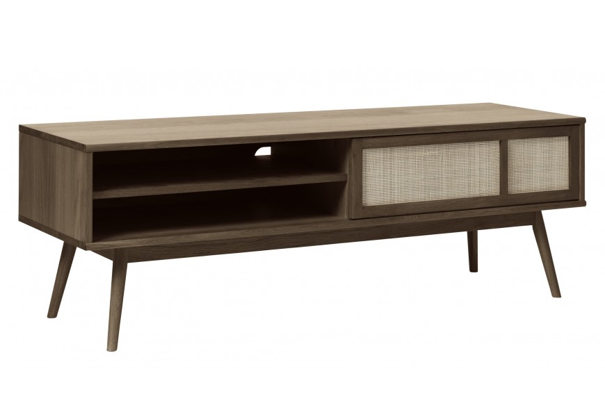 Designový skandinávský televizní stolek Aarhus s úložným prostorem se třemi policemi a jedněmi posuvnými dvířky s béžovým ratanovým výpletem na šikmých nohách z dubového dřeva v přírodní tmavé hnědé povrchové úpravě