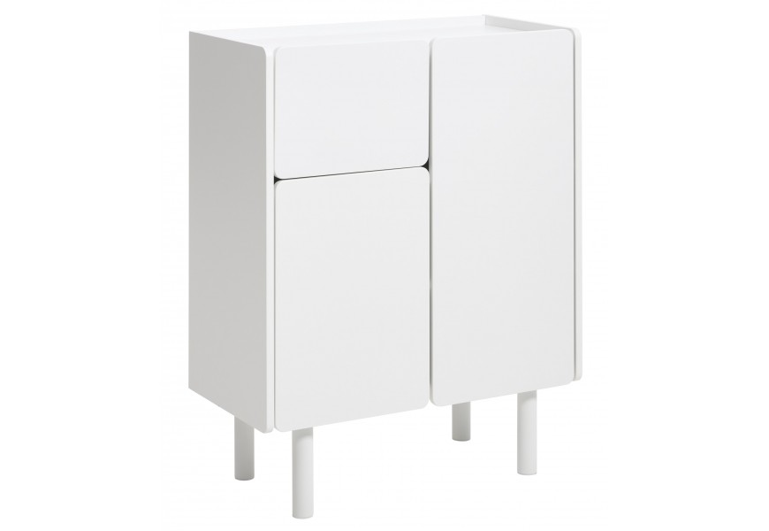 Moderní obdélníková barová skříňka Arvila se třemi dvířky v bílé barvě s nízkými nožičkami