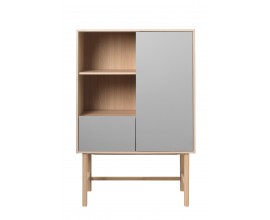 Skandin&aacute;vsk&yacute; př&iacute;born&iacute;k Norvila s jedněmi dv&iacute;řky ze dřeva s &scaron;edou předn&iacute; č&aacute;st&iacute; se z&aacute;suvkou a policemi s hněd&yacute;m vnitřkem a tenk&yacute;mi nožičkami