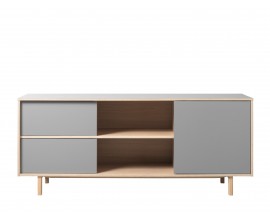 Skandin&aacute;vsk&yacute; televizn&iacute; stolek Norvila v obd&eacute;ln&iacute;kov&eacute;m tvaru v &scaron;ed&eacute; a hněd&eacute; barvě s n&iacute;zk&yacute;mi nožičkami vyosen&yacute;mi směrem ven se třemi dv&iacute;řky a dvěma policemi