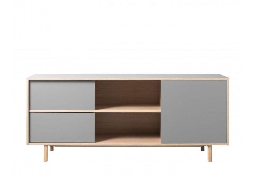 Skandinávský televizní stolek Norvila v obdélníkovém tvaru v šedé a hnědé barvě s nízkými nožičkami vyosenými směrem ven se třemi dvířky a dvěma policemi
