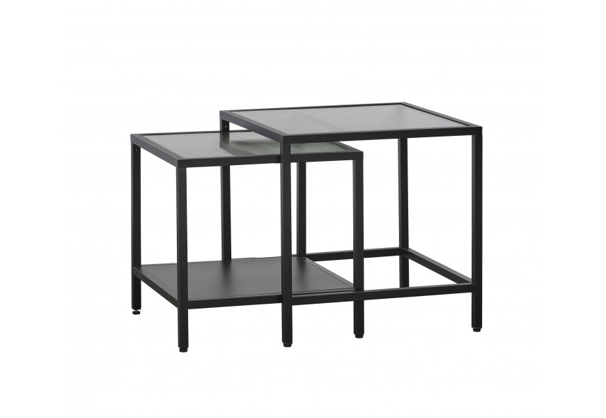 Moderní industriální set dvou konferenčních stolků Farver ve čtvercovém tvaru s kovovou černou konstrukcí a vrchní deskou ze skla s vroubkovanou strukturou a policí