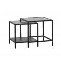 Moderní industriální set dvou konferenčních stolků Farver ve čtvercovém tvaru s kovovou černou konstrukcí a vrchní deskou ze skla s vroubkovanou strukturou a policí