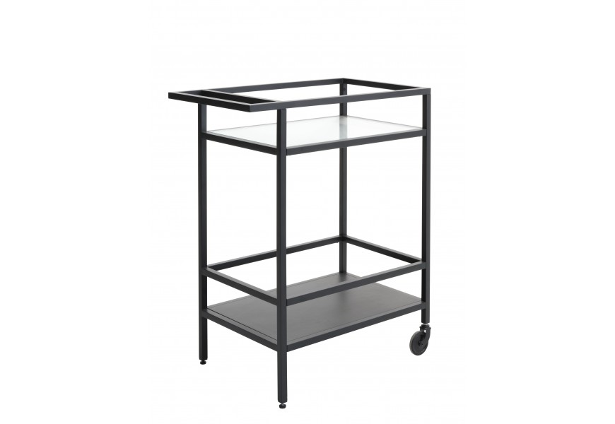Moderní industriální servírovací vozík Farver s černou konstrukcí z kovu na kolečkách se skleněnou vrchní deskou a plnou policí