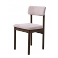 Designová skandinávská židle Leonna s rámem z dubového dřeva v tmavém hnědém lakování se sedadlem a zádovou opěrkou s čalouněním s buklé potahem ve světlé béžově pískové barvě