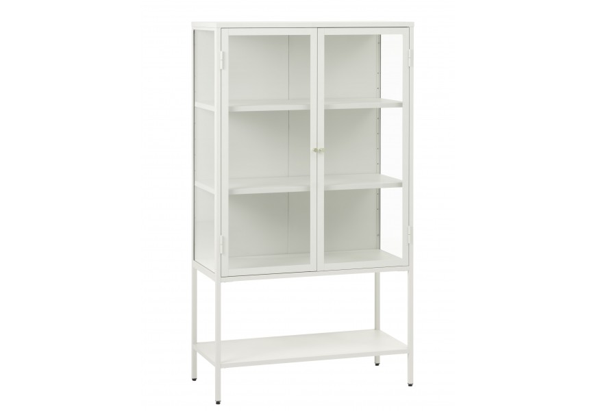 Moderní skandinávská barová skříňka Soeren z kovu v bílé barvě s dvoudveřovým úložným prostorem se třemi policemi a průhlednými skleněnými výplněmi na dlouhých nožičkách s velkou otevřenou policí