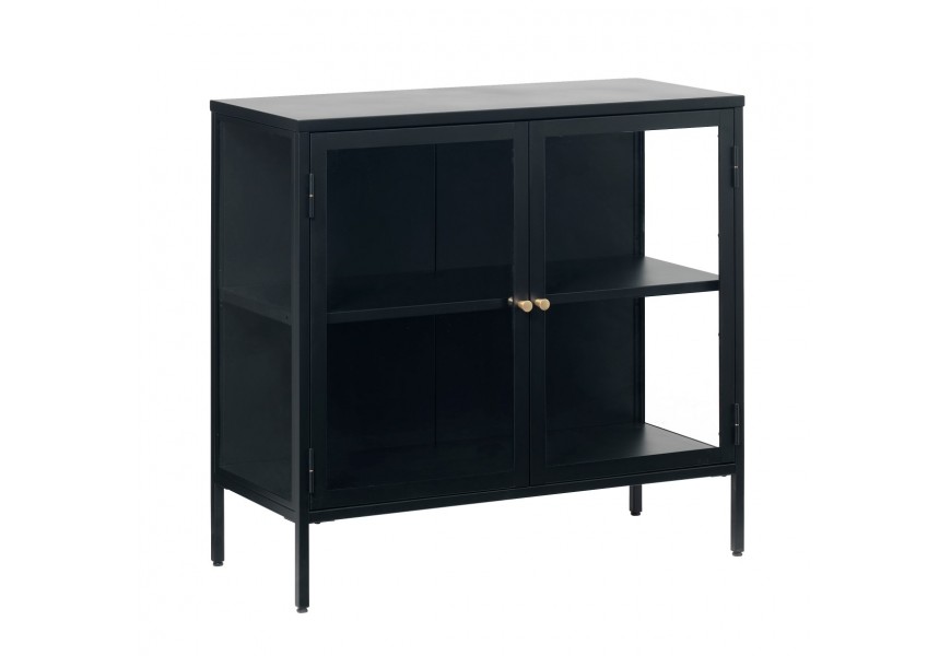 Moderní industriální dvoudveřový příborník Soeren z černého kovu s prosklenými dvířky a bočními stěnami s průhledným bezpečnostním sklem se štíhlými nožičkami s úchyty ve zlaté barvě s policí