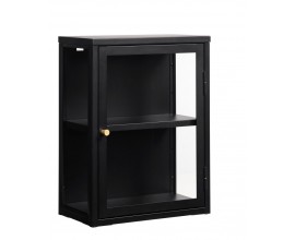Designov&aacute; industri&aacute;ln&iacute; n&aacute;stěnn&aacute; vitr&iacute;na Soeren s jedněmi dv&iacute;řky z kovu v čern&eacute; barvě se skleněn&yacute;mi v&yacute;plněmi 60 cm