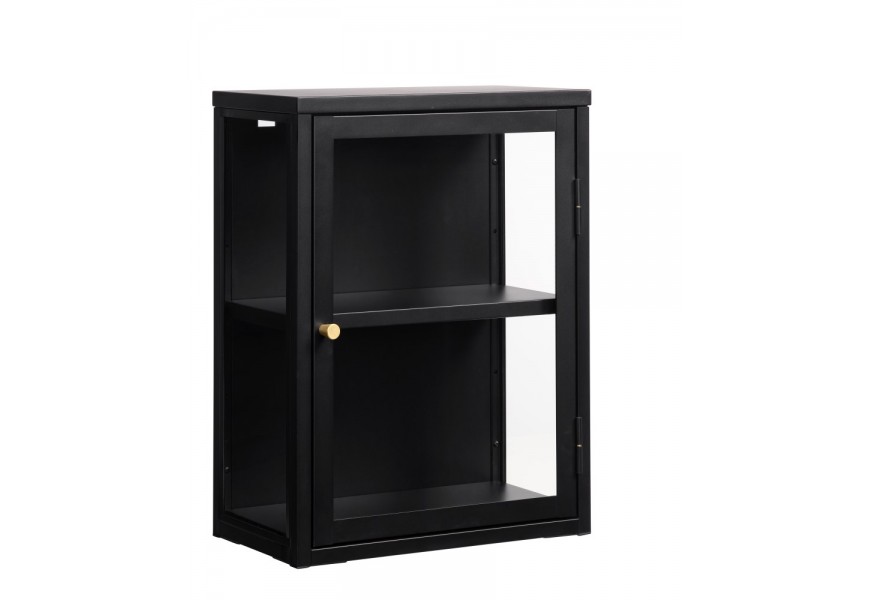 Moderní industriální jednodveřová závěsná černá vitrína Soeren z kovu s jednou policí s výplní z průhledného bezpečnostního skla a kulatou zlatou úchytkou