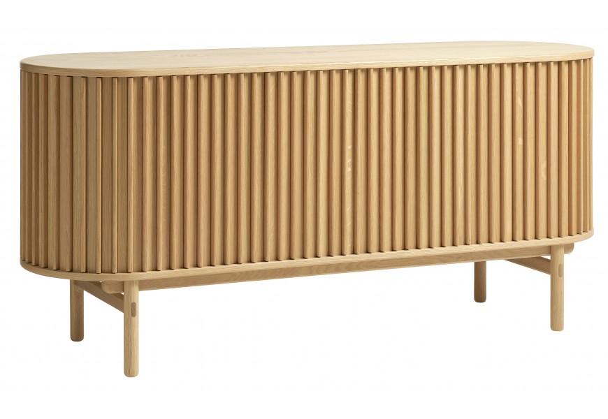 Luxusní retro masivní příborník Roskilde z dubového dřeva ve světle hnědé barvě s přiznanou kresbou letokruhů s oválnou vrchní deskou a úložným prostorem s posuvnými dvířky s vertikálními lamelami na čtyřech nožičkách