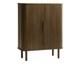 Skandin&aacute;vsk&aacute; tmav&aacute; hněd&aacute; barov&aacute; skř&iacute;ňka Elbe s posuvn&yacute;mi dv&iacute;řky s lamelov&yacute;m designem a třemi policov&yacute;mi m&iacute;sty 113 cm