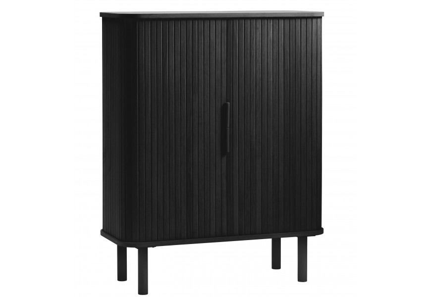 Skandinávská severská černá barová skříňka Elbe se zaoblenými rohy a válcovitými nožičkami s dvířky s lamelovým designem a nad sebou umístěnými úchyty z dubové dýhy